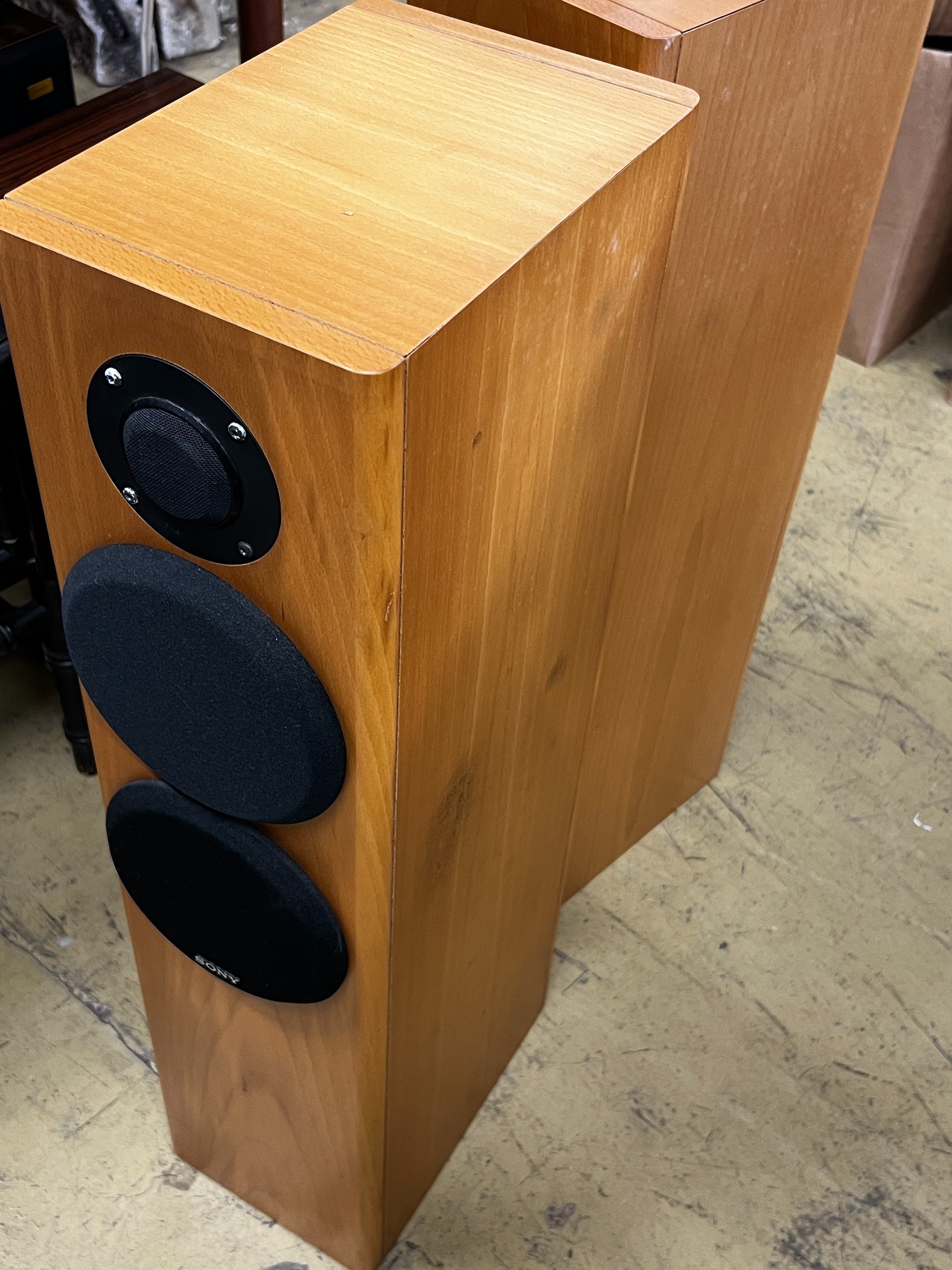 Naim Audio, A Hi Cap Power amplifier, an NAC pre-amplifier and Audio power Amplifier, a pair of Splendor speakers, a pair of Sony SS B4ED speakers an Arcam CD92 player and a QED headphone speaker switch.